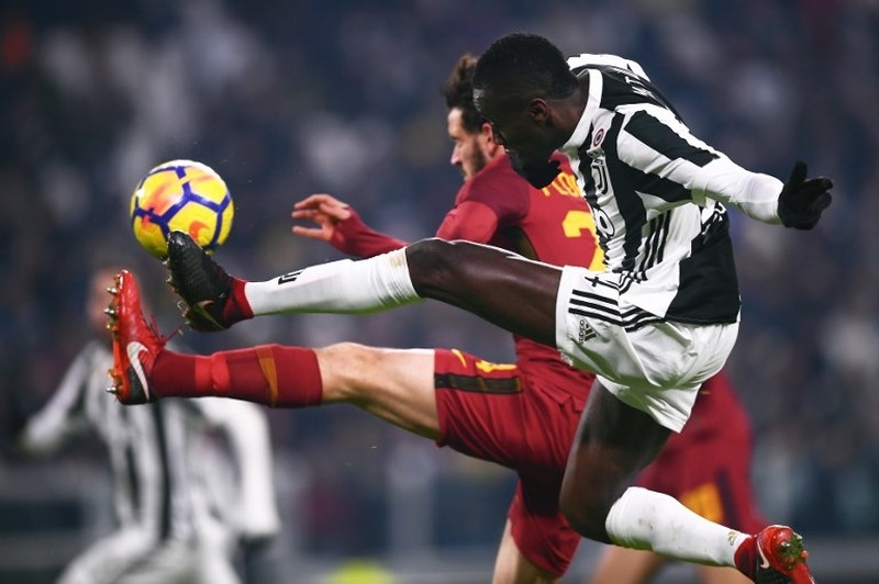 Juventus keep pressure on Napoli in Serie A