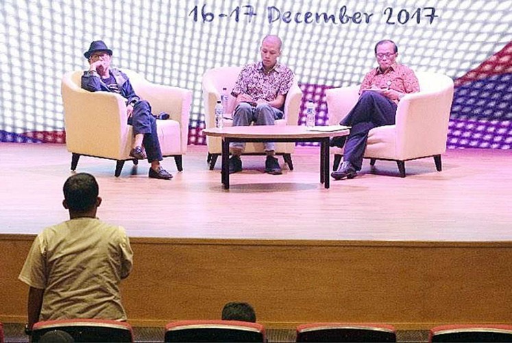 Let’s talk: Filmmaker and literature activist Richard Oh (left) and Supriyanto (right), the chief librarian of the National Library, listen to a question from a participant at the recent festival.