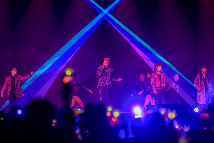 In the absence of rapper T.O.P., the remaining four members of Big Bang filled the three-hour show with the group’s longtime hits as well as solo performances by the individual members. 