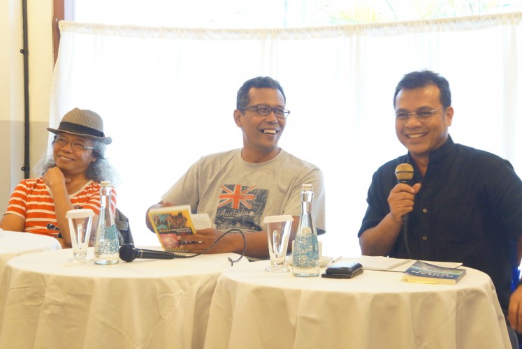 'Koran Kami with Lucy in the Sky' author Bre Redana (left), moderator Candra Gautama (center) and Press Council member Nezar Patria during a discussion on the book on Dec. 20 at Kedai Tjikini in Central Jakarta. 