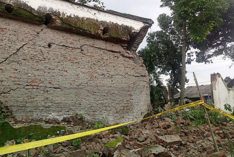 In ruins: A part of the wall of Kasunanan Palace in Surakarta, Central Java, collapses due to wear on Monday night. 
