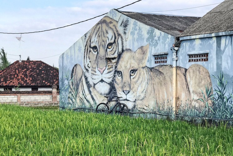 Enlivening: A mural beautifies an otherwise dull wall of a house in East Denpasar.