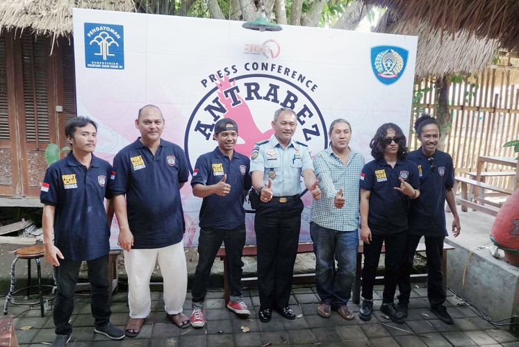 Cheers: Antrabez band members pose for a photo with Kerobokan Penitentiary warden Tonny Nainggolan (center) and Antida Music Productions director Anom Darsana (third right) during a press conference to announce the band’s planned second album in Denpasar, Bali, on Dec. 5, 2017.