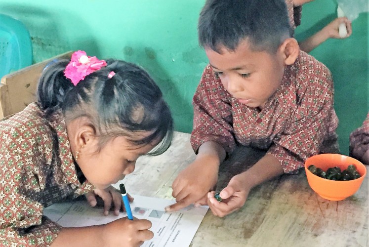 Learning by doing: Students are encouraged to learn by using real objects in a departure from textbook methods to realize national curriculum goals. The Indonesian-Australian education program, INOVASI, aims to improve learning outcomes in Indonesian schools.