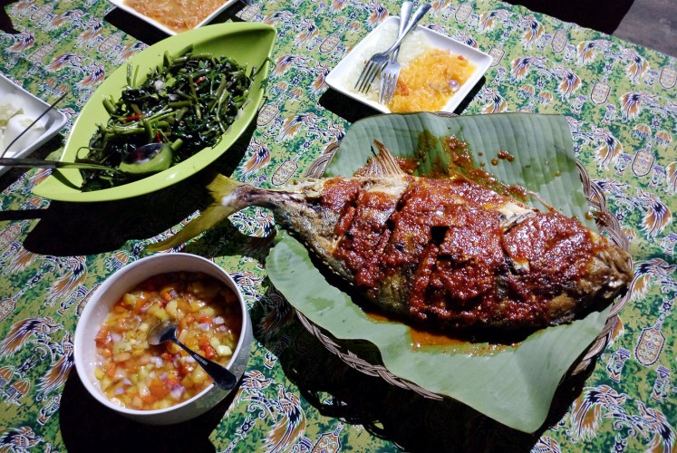 Great food: Grilled fish, stir-fried kangkung (water spinach) and a chili tomato condiment is served at Kali Lemon Dive Resort.