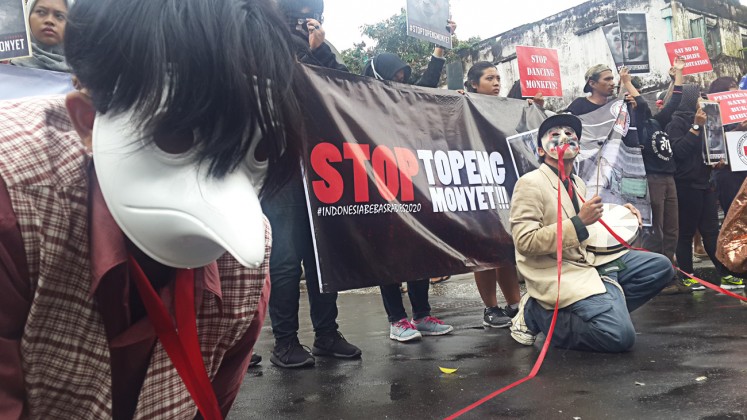 Animal rights: Animal Friends Jogja (AFJ) activists call on the government to take tougher actions to stop the exploitation of long-tailed macaque in a demonstration in front of the Yogyakarta administration complex on Jan.30. 