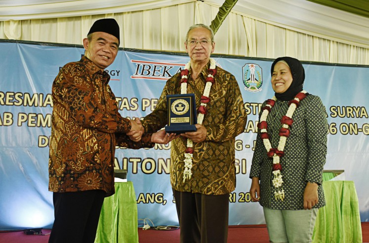 Stronger cooperation: Educationa and Culture Minister Muhadjir Effendi (left) and Paiton Energy chief financial officer Syakib Bafakih shake hands during the inauguration of a solar power plant and a solar energy laboratory in state senior high school SMA Negeri 8 Malang, East Java, on Jan. 30. 