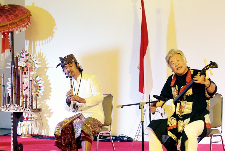 Two cultures: Shaminsen maestro Baisho Matsumoto (right) and Balinese flute maestro Gus Teja collaborate during a show on stage at Bentara Budaya Bali on Saturday.