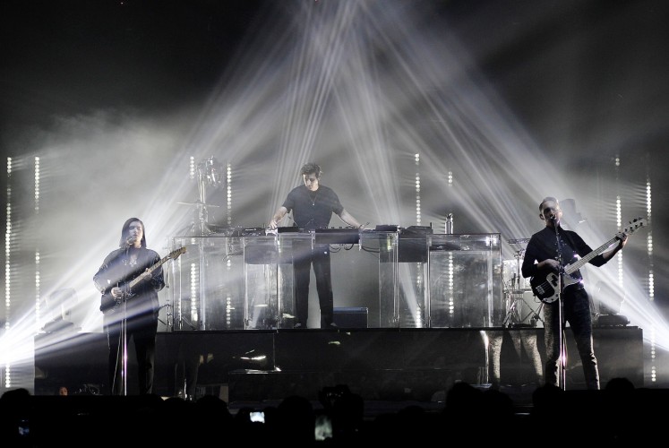 Night of wonder: British band The xx entertain their fans with the trio’s touching songs at JI Expo Kemayoran in Central Jakarta. Jakarta was the first stop of the Asian leg of their “I See You Tour.”