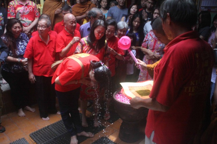 The final ritual of Pao Oen is the shower procession carried out by the monks to purify the body. 