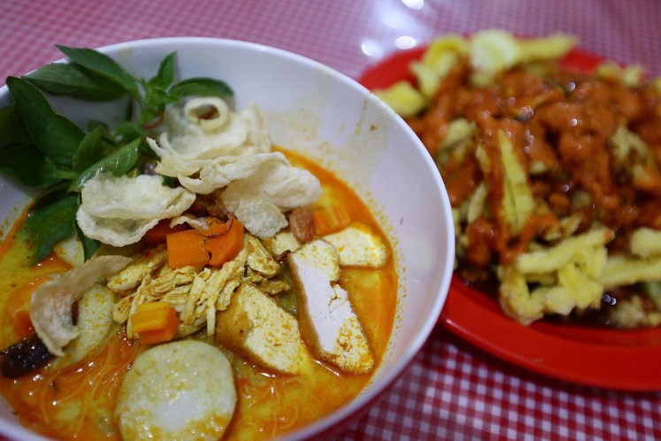 Laksa and asinan dishes at a local eatery near Lama Market