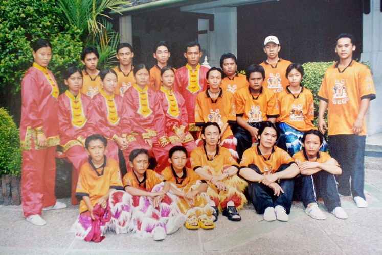 One big family: The first Barongsai Tripusaka troupe pose for a photo in 1999 after the fall of the New Order. At the time, half of the group comprised Indonesians of Chinese descent and the other half were Javanese. Today, the number of Chinese-Indonesians members in the group is declining.