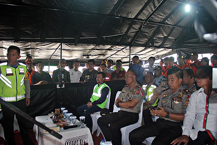 Get prepared: West Java Police Insp. Gen. Agung Budi Maryoto (sitting, third right) listens to a police officer's explanation on the progress of road repairs in Puncak, Bogor, West Java, on Feb. 17.