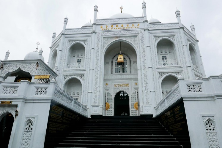 Ramlie Mustofa Mosque's architecture is said to have been inspired by the famous Taj Mahal in Agra, India.