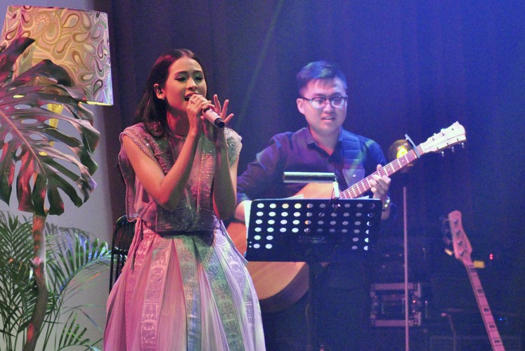 Love and life: Singer Maudy Ayunda (left) performs during the launch of her latest album Oxygen at Ice Palace, Lotte Shopping Avenue, in Kuningan, South Jakarta, on Feb. 15.