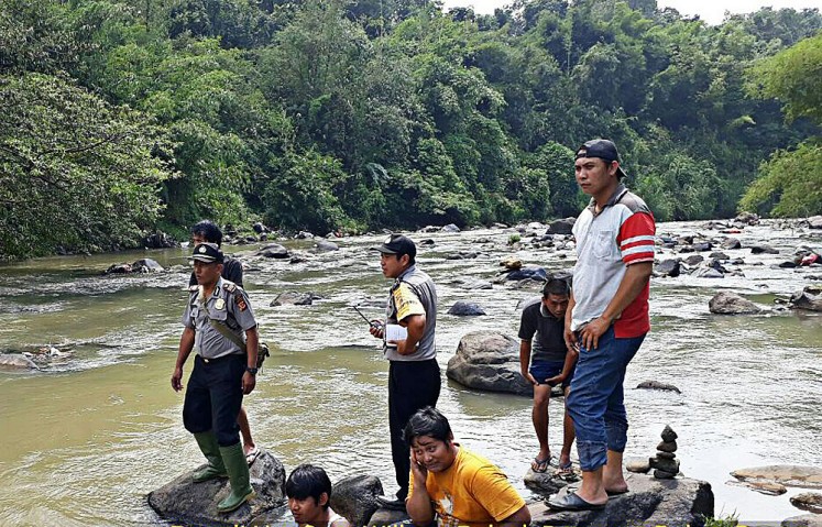 Fatal accident: Dramaga Police personnel search for two Bogor Agricultural University (IPB) students reported missing in Ciapus River on Feb. 25.