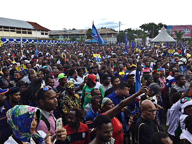Enthusiastic: Thousands of people show their support for Papua governor and deputy governor candidates Lukas Enembe and Klemen Tinal (Lukmen) in a campaign event at Theys Hiyo Eluay Square in Sentani, Jayapura, Papua, on Thursday.