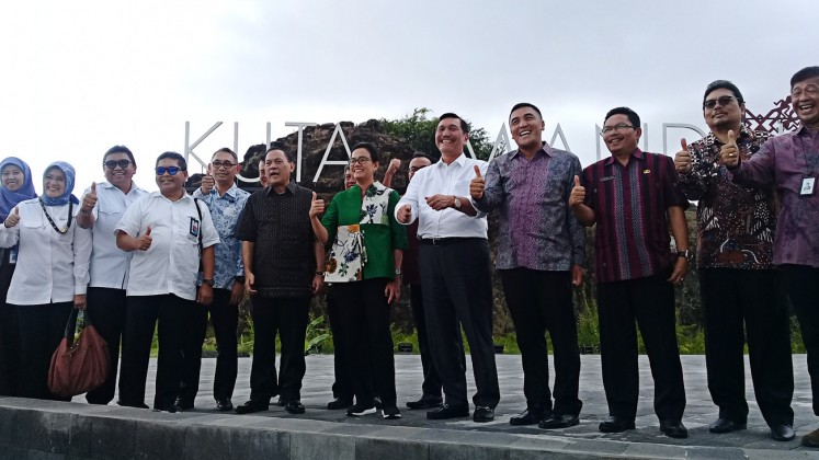 Finance Minister Sri Mulyani Indrawati (center), Coordinating Maritime Affairs Minister Luhut Pandjaitan and BI Governor Agus Martowardojo take a picture after their visit to the  Mandalika special economic zone (KEK) in Central Lombok, West Nusa Tenggara, on Thursday. 