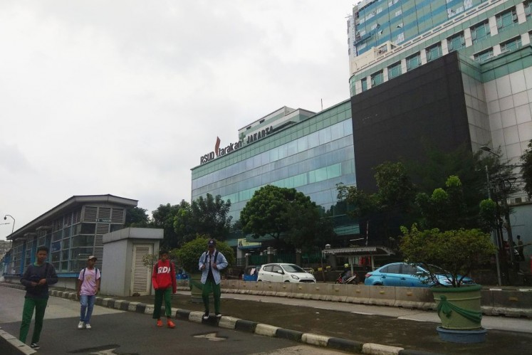 The city-owned Tarakan Hospital (RSUD Tarakan) is located not too far from the bridge on Jl. Tomang Raya. 