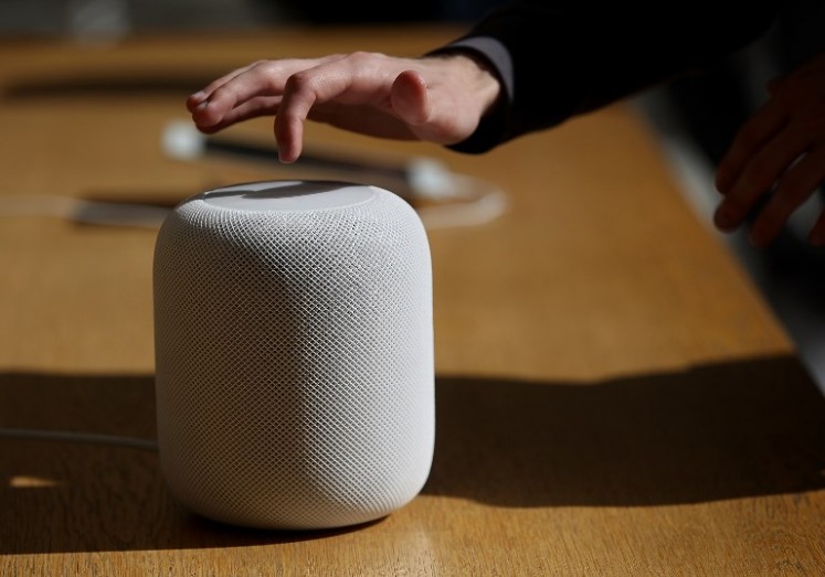 SAN FRANCISCO, CA - FEBRUARY 09: Customers inspect the new Apple HomePod at an Apple Store on February 9, 2018 in San Francisco, California. Apple's new HomePod went on sale today at Apple Stores in the United States, United Kingdom, and Australia. The HomePod retails for $349.