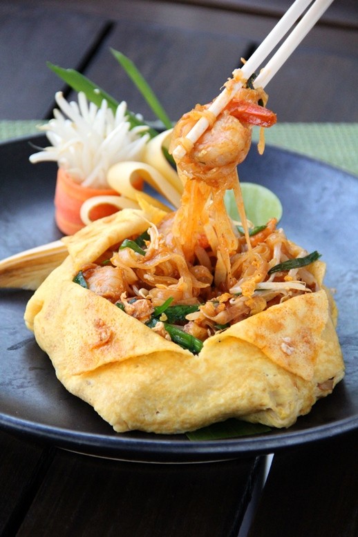 When it comes to plating, the seasoned chefs suggest cooking an omelette prior to cooking the pad thai.