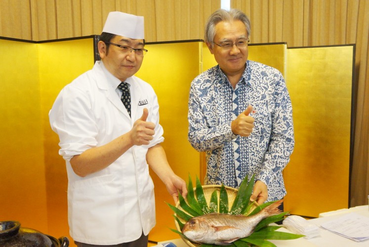 Japanese Ambassador to Indonesia Masafumi Ishii (right) and Chef Hori pose with a platter of red sea bream on Feb. 23, during the second edition of the Japanese Culinary Introduction. The event was held at the ambassador's official residence in South Jakarta. 