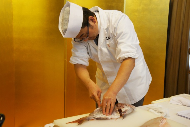 Chef Hori demonstrates the best way to prepare red sea bream fish in order to preserve its freshness and flavor.