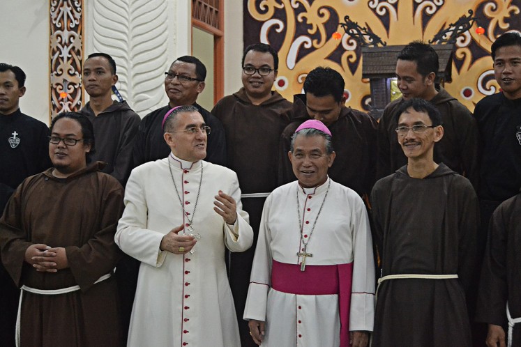 Peace mission: Vatican Ambassador to Indonesia Archbishop Piero Pioppo (second left) and Pontianak Archbishop Agustinus Agus (second right) take a picture with seminarians at the Inter-Diocesan Seminary of Antonino Ventimiglia in Pontianak, West Kalimantan, on March 11. 