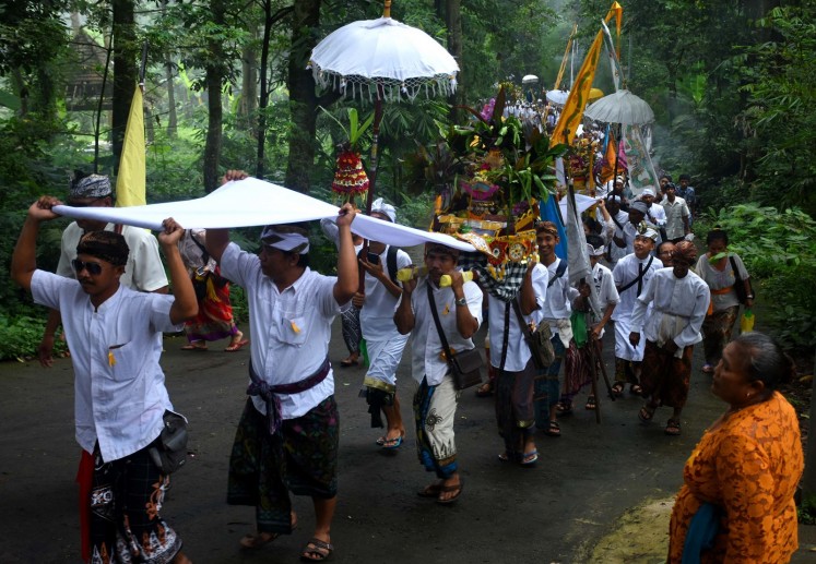 Hundreds of Hindus flock to Jolotundo temple, Mojokerto for the Melasti ceremony. 