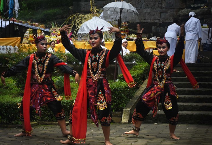 A traditional dance welcomes participants at the Jolotundo temple, Mojokerto.
