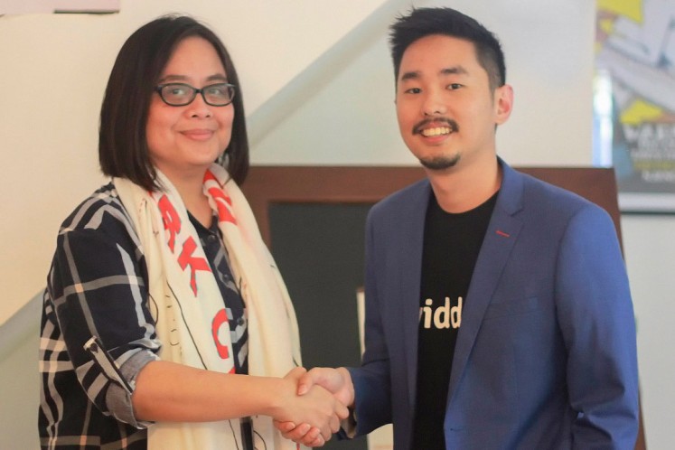 Dewi Umaya, vice chief of Indonesian Film Board shakes hands with Ho Jia Jian, CEO of Viddsee after signing an MoU to promote Indonesian films to an international audience.