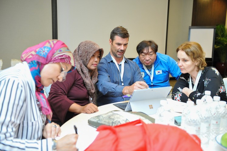 Indonesian teacher Raden Roro Martiningsih (second from left) joins a discussion with teachers from other countries.