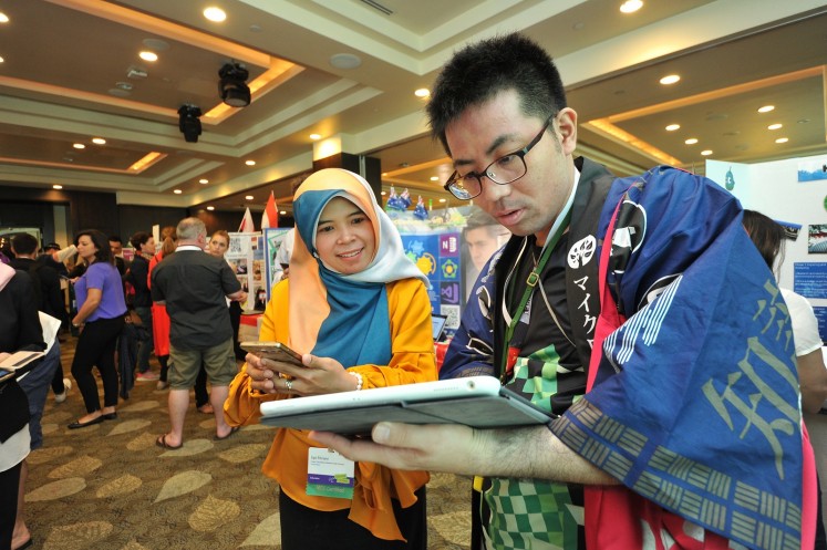 Indonesian teacher Upi Fitriani (left) participates in a discussion with another teacher at the Learning Marketplace. 