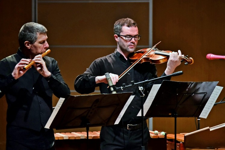 Sways and blows: Jean-Christophe Frisch (left) and musicologist David Irving perform at Usmar Ismail Theater in Jakarta. 