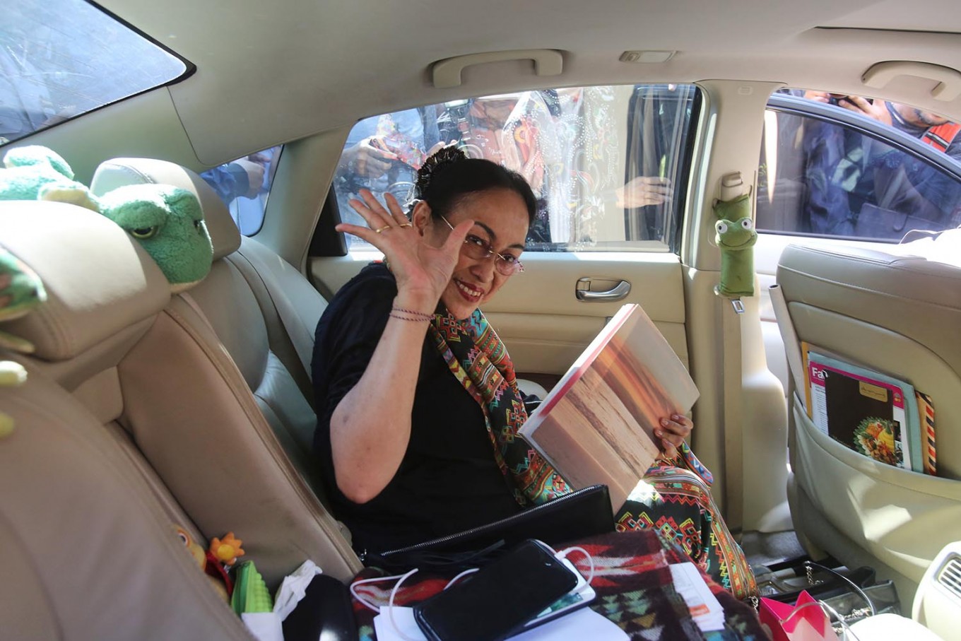 Tearful Sukmawati apologizes for offending Muslims