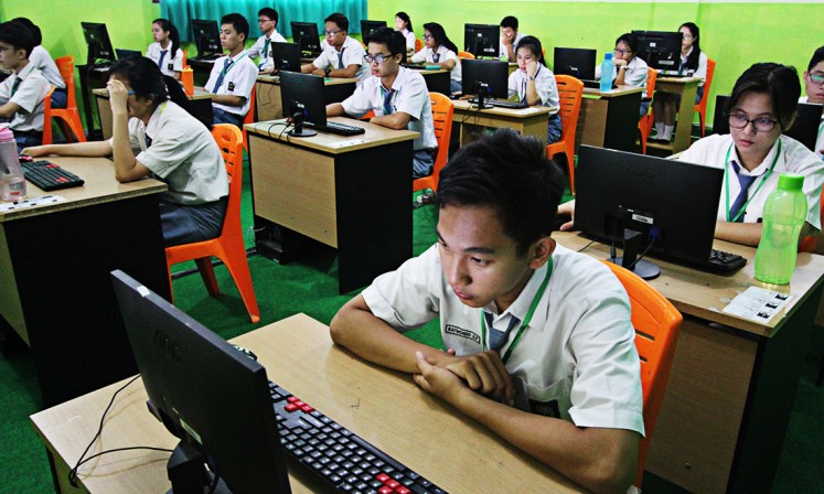 Students of SMA Santo Tarcisius senior high school in Dumai, Riau, take the 2018 digital national exam (UNBK) on Apr. 9. 