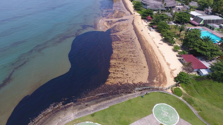 This aerial picture taken on April 2, 2018 shows some of the oil spill on Benua Patra beach in Balikpapan.
An oil spill off Borneo island that led to five deaths and the declaration of a state of emergency was caused by a ruptured undersea pipe, Indonesia's national oil company Pertamina said on April 4.