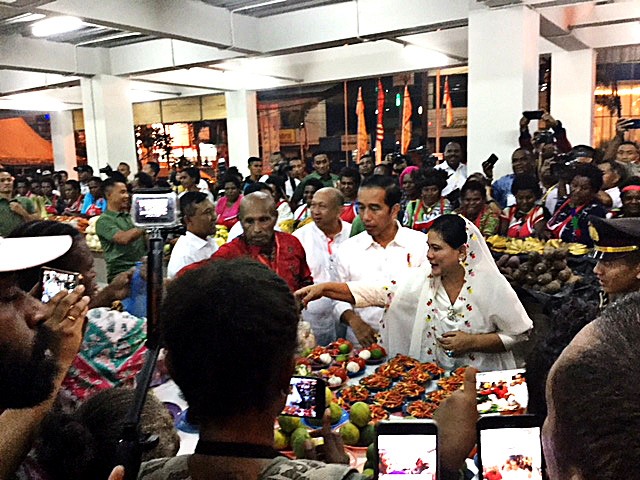 Happy shopping: Jokowi and First Lady Iriana shop for herbs and vegetables during their visit to the market.