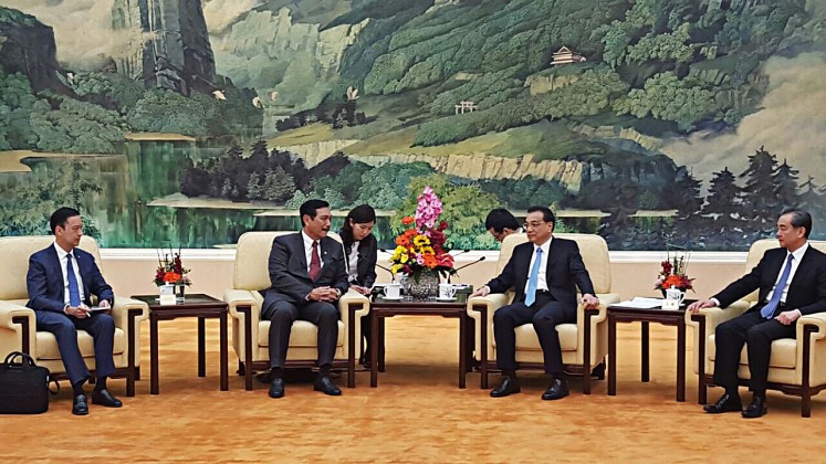Closer ties: Coordinating Maritime Affairs Minister Luhut Binsar Pandjaitan (second left) talks with China Prime Minister Li Keqiang (second right) on the sidelines of the Belt and Road Trade and Investment Forum in Beijing, China, on April 12.