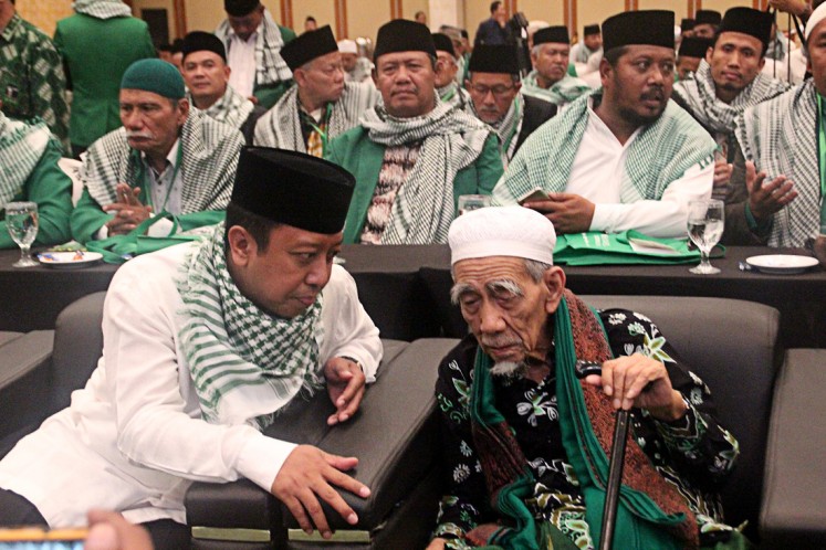 Respect your elders: United Development Party (PPP) chairman Romahurmuziy (left) talks with a notable, charismatic ulema, KH Maemoen Zubair (right), during the Second Ulema National Working Meeting (Munas) in Semarang on Friday.