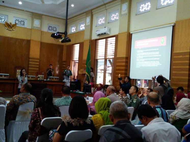 All set: Bogor District Court (PN) E Court team head Dewi Lestari Nuroso explains the implementation of the e-court system during an event at the court on April 13. 