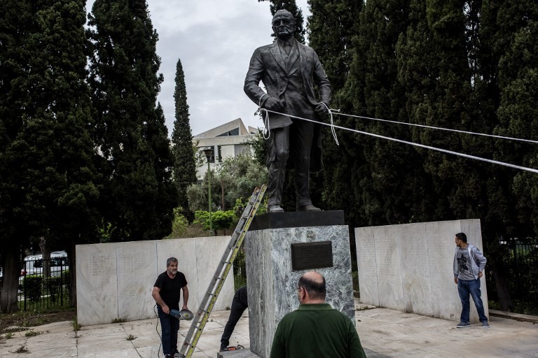 Greek communists try to topple Truman statue