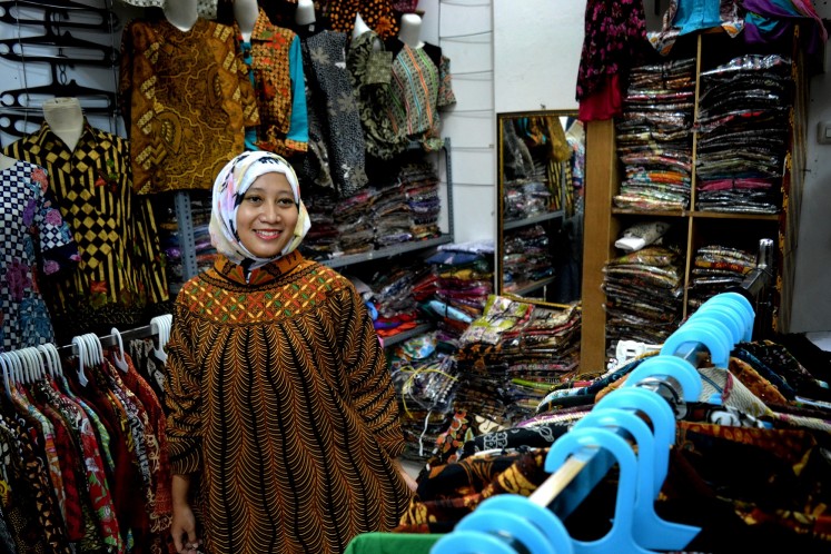 After deciding to quit her job as a public relations officer, Nety now manages over 1,000 batik resellers.
