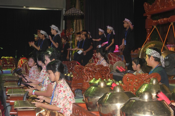 Sekolah Bogor Raya (SBR) elementary students perform using 
