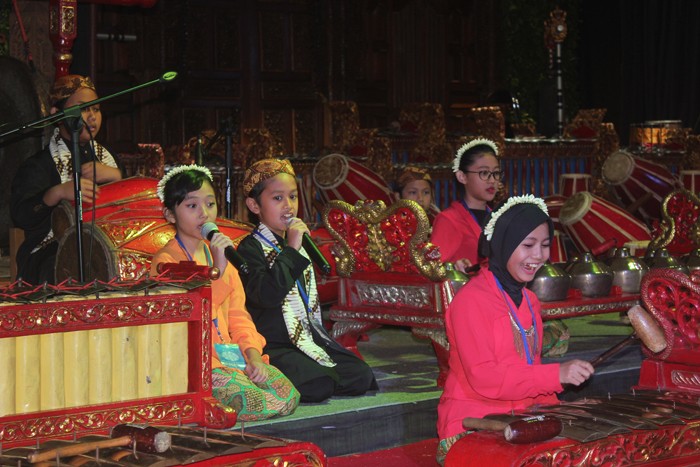 Students of Nizamia Andalusia elementary school sing 