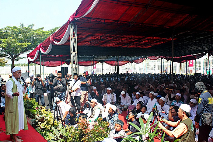 Religious adherence: Notable Islamic preacher Ustadz Arifin Ilham leads an istighotsah (mass prayer) that was attended by thousands of workers on Tuesday.