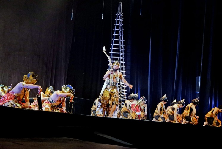 Ready for battle: Wasi Bantolo (center) plays Dewabrata during the dance opera Dewabrata on April 27 and 28 at Taman Ismail Marzuki in Central Jakarta.