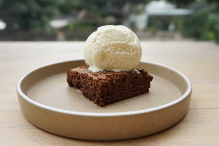 Salted caramel Lindt chocolate brownies with vanilla ice cream by Mister Sunday.