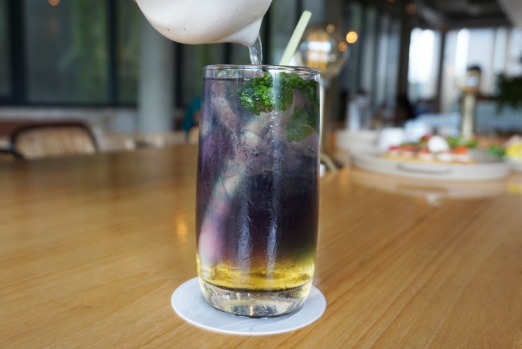 Feeling purple: Talang tea with lemongrass – the blue beverage turns purple once you squeeze lemon juice into it. 
