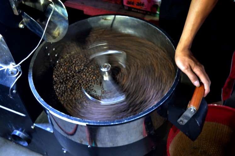 Coffee beans need to be roasted carefully. Bad or undersized beans must not be put in the roasting machine.